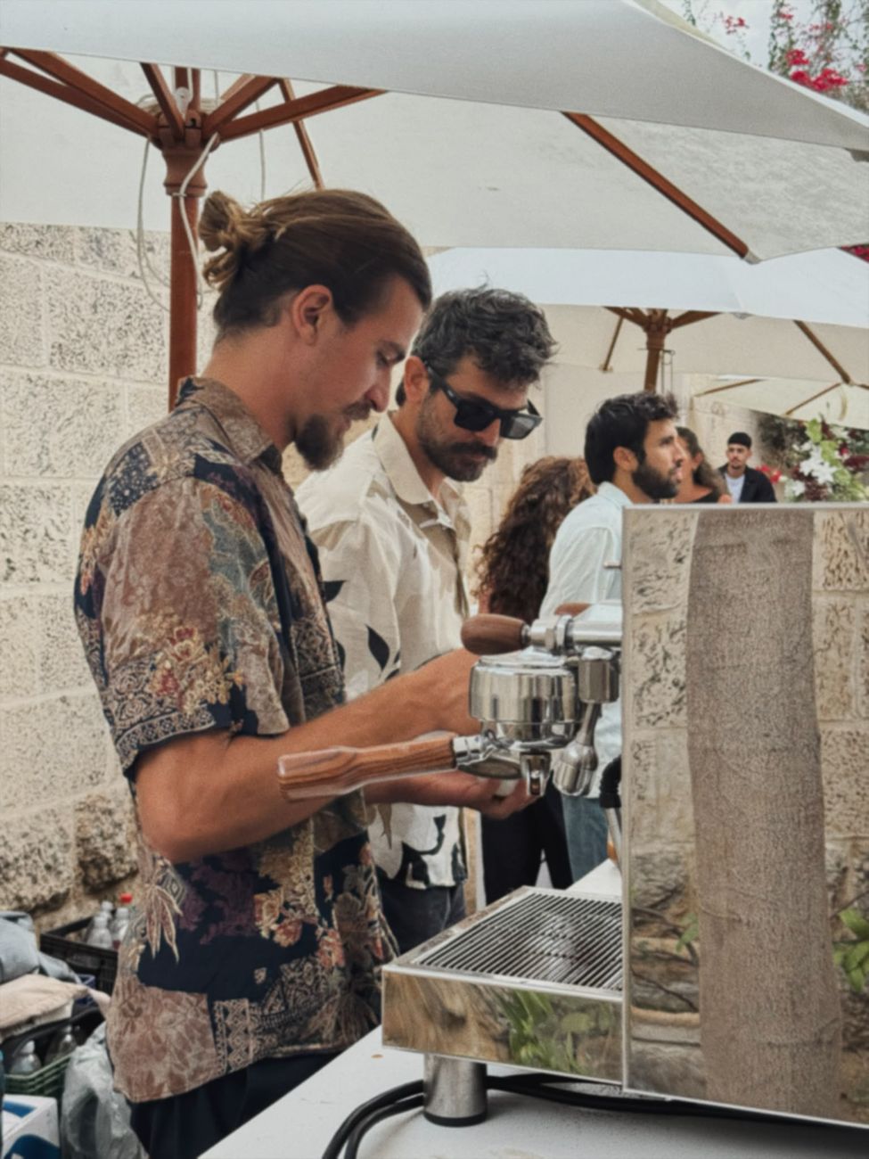 מכונת אספרסו בבר הקפה של לאטיקה