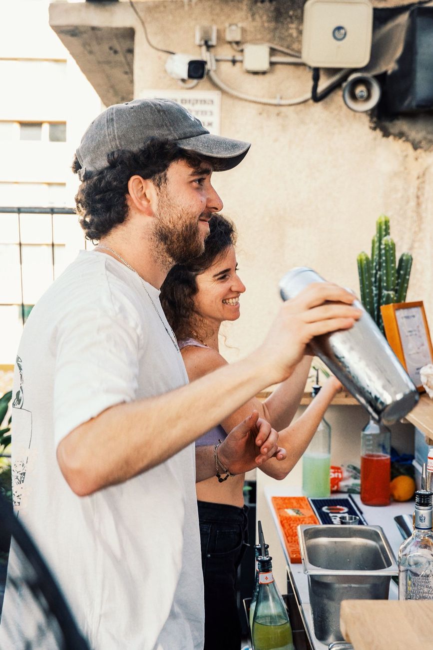 ברמן של לאטיקה מאחורי הבר